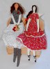 Lalka z różami i lalka w ciemnej sukni Małgorzata Redka